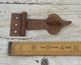 TBD Hasp & Staple Spearhead Rusty 130mm