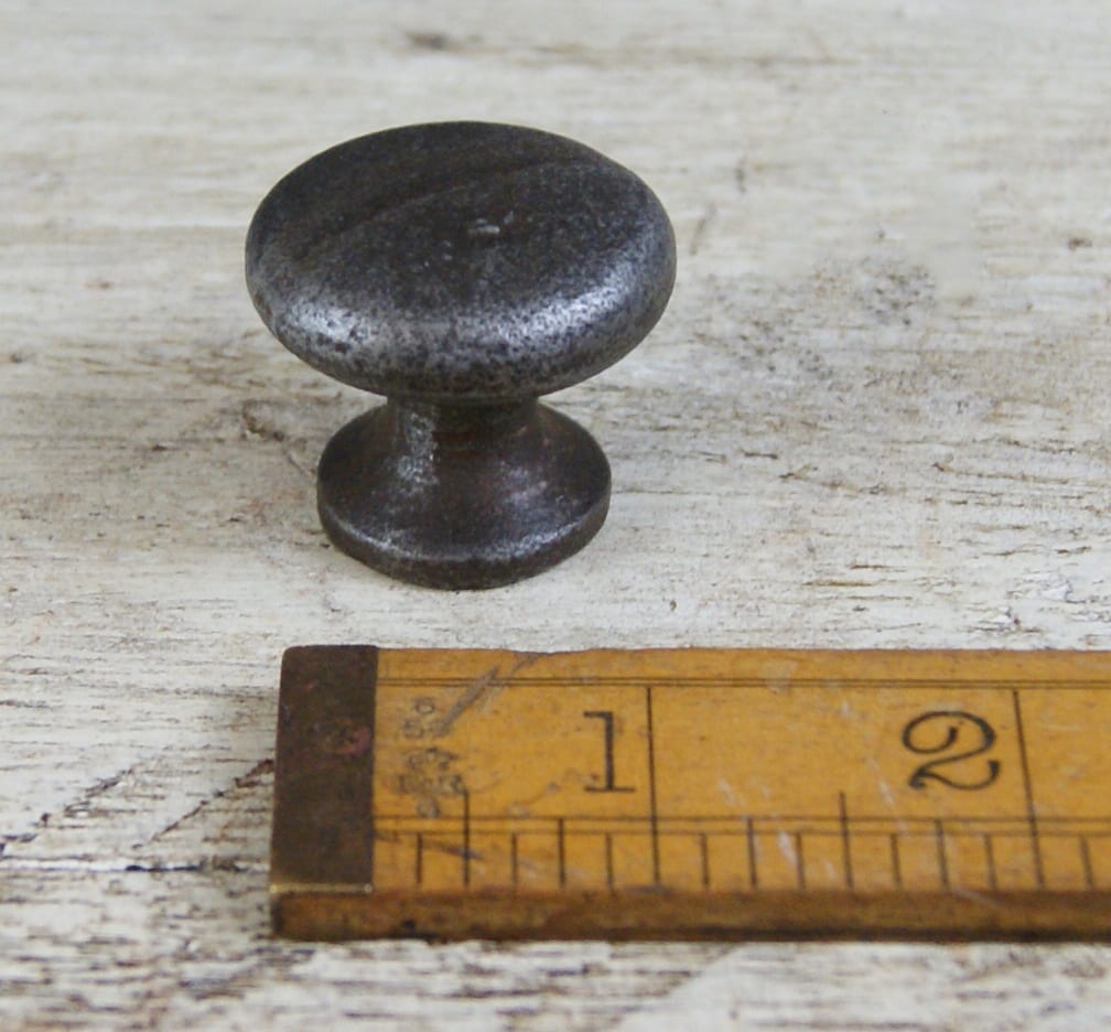 Knob Plain Shaker with Seam Cast Antique Iron 32mm Dia M4