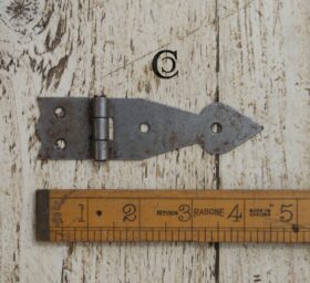 Arrowhead Hinge Antique Iron 100mm (AF037)