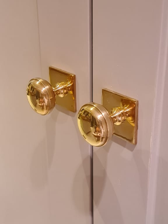 Knob and Square Back Plate BRAMLEY Polished Brass 35mm Diameter - Image 2