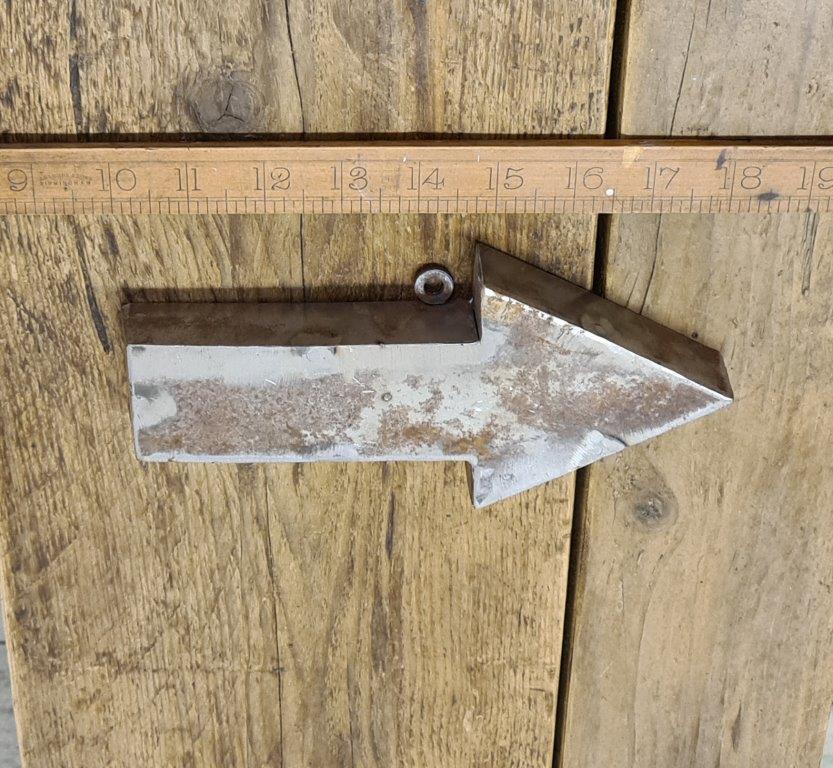 Wall Mounted Letter ARROW Antique Finish 200mm High - Image 2