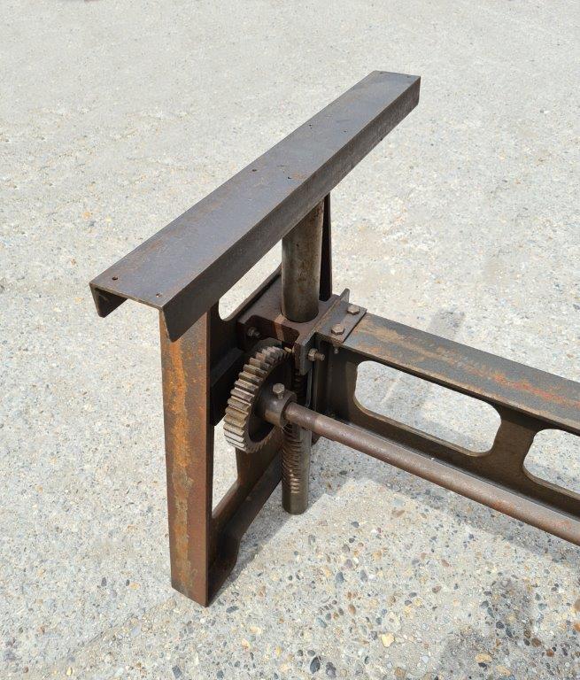 Table Underframe STONELEIGH Single Wheel Cast Iron 711mm - Image 3