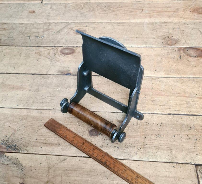 Toilet Roll Holder with Lid PLAIN Cast Antique Iron 150mm - Image 2