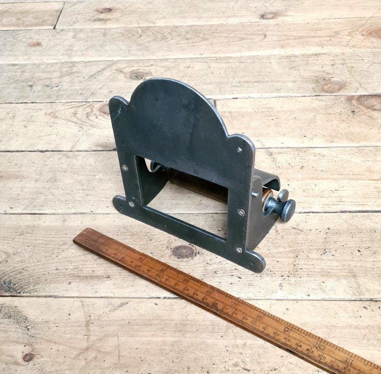 Toilet Roll Holder with Lid PLAIN Cast Antique Iron 150mm - Image 3