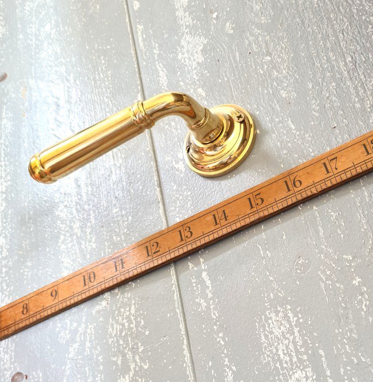Lever Handle on Circular Rose WAYSIDE Integral Spring Solid Brass - Image 2