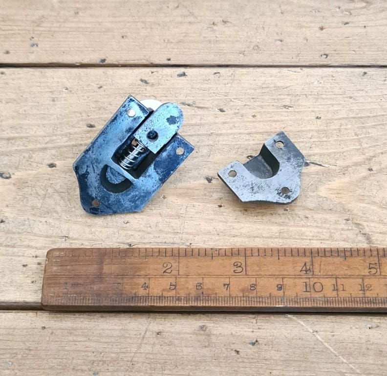Cupboard Door Slide Catch Sprung Ceramic Knob Textured Cast Antique Iron 80 x 33mm - Image 3