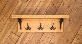 Shelf Unit Pine c/w 125mm Victorian Brackets & Triple S Hooks 600 x 195 x 32mm