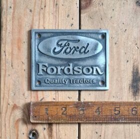 Plaque FORDSON QUALITY TRACTOR Cast Antique Iron 110mm x 88mm